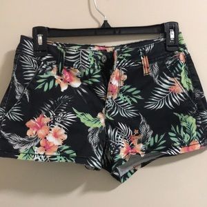 Super cute Hawaiian flower shorts!